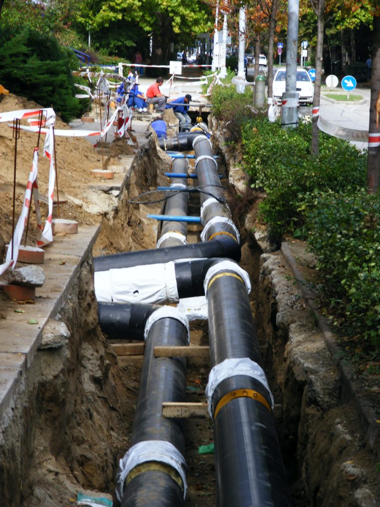 A Komáromi úton húzódó – többször meghibásodott – gerincvezetéken 144 méter hosszon szintén előszigetelt csővezetéket építettek be. :  